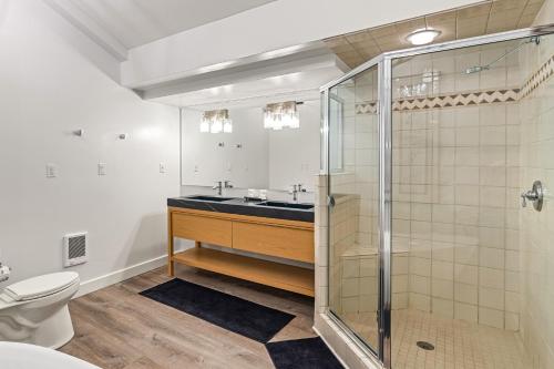 杜兰戈Tamarron Lodge 752 & 753的一间带玻璃淋浴和水槽的浴室