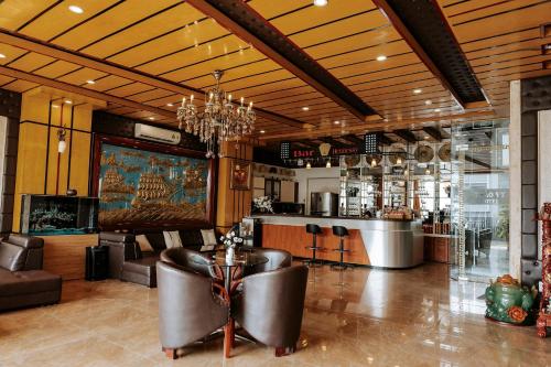 海防Thao Vy Hotel的大堂设有带皮椅和柜台的酒吧