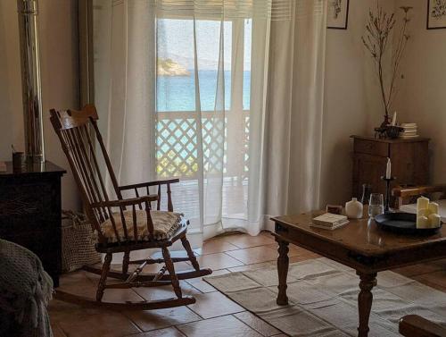 依拉佩特拉Santa Maria - Seaside Serenity的客厅配有椅子、桌子和窗户
