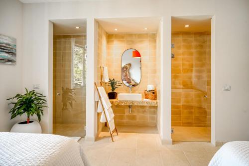 普拉亚埃尔莫萨Hermosa Wave A2 & B2的一间带水槽和镜子的浴室