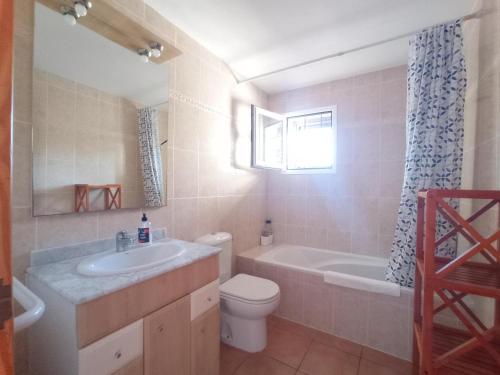 艾斯库拜尔斯萨文亚乡间别墅度假屋的浴室配有卫生间、浴缸和水槽。