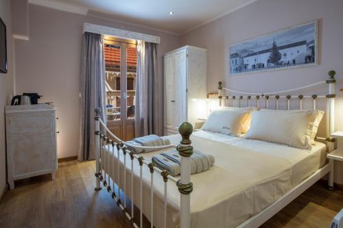雷夫卡达镇BELLA VITA boutique hotel lefkada的卧室设有一张白色大床和一扇窗户。