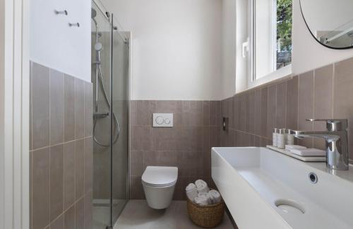 布雷拉Villa Berulia的浴室配有卫生间、盥洗盆和淋浴。
