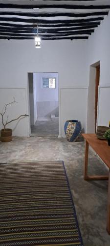 帕杰Karikila的一间铺在地板上的地毯和一张桌子的房间