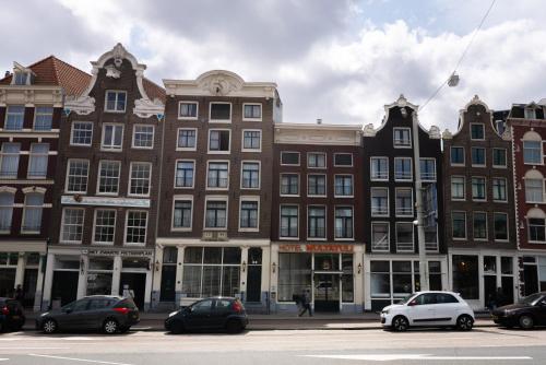 阿姆斯特丹马尔塔图里酒店的街上一群停车的建筑物