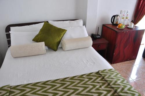 亭可马里维拉酒店的一张床上有两个枕头的房间
