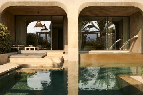 阿基欧斯尼古拉斯米诺斯宫套房酒店 - 仅限成人入住的房屋前有游泳池的房子