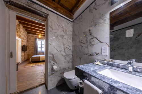 法马古斯塔La Regina Veneziana的一间带水槽和卫生间的浴室