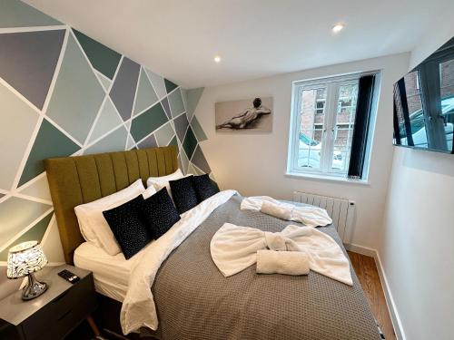 诺里奇2 Southwell Road - Luxurious City Centre Apartments的一间卧室设有一张大床和一个窗户。