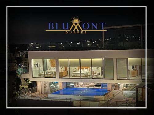 都拉斯Luxury Rooftop Suites by Blumont的一座有蓝 ⁇ 金枪鱼标志的建筑