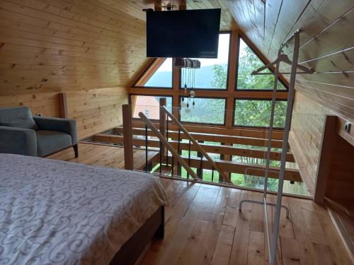 Sekulić Brvnare Libero TARA的一间卧室设有一张床和一个大窗户