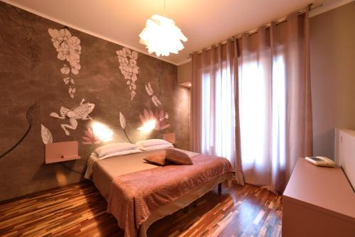 阿拉西奥布里斯托尔酒店的一间卧室设有一张床和一个大窗户