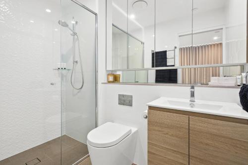 卧龙岗Signature Residences的浴室配有卫生间、盥洗盆和淋浴。