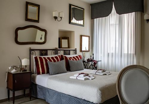 莫拉诺卡拉布罗Albergo Merùo的一间卧室配有一张床,上面有两条毛巾