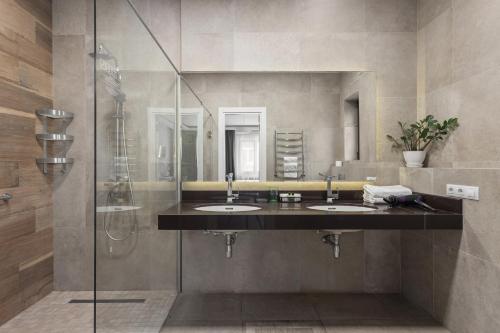 敖德萨弗拉波利21酒店的一间带两个盥洗盆和淋浴的浴室