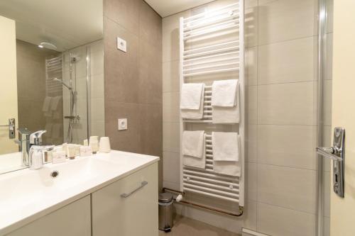 马尔比伊松德拉珀斯特酒店的一间带水槽和淋浴的浴室
