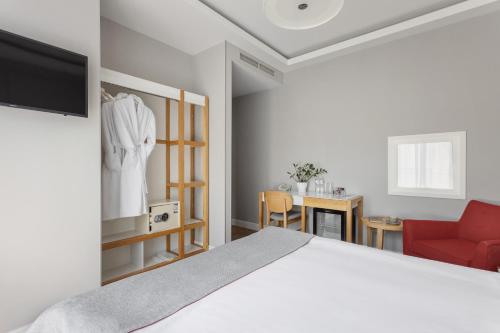 敖德萨弗拉波利21酒店的一间卧室配有一张床和一张红色椅子