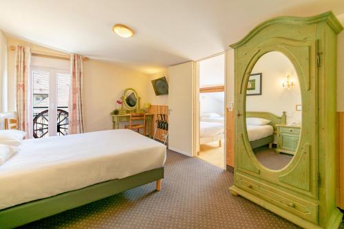 马尔比伊松德拉珀斯特酒店的一间带大镜子和床的卧室