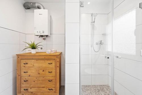 菲尔恩海姆Casa Aguila - Ruhige, zentrale 4 Zimmerwohnung in Viernheim的带淋浴的浴室和木质梳妆台