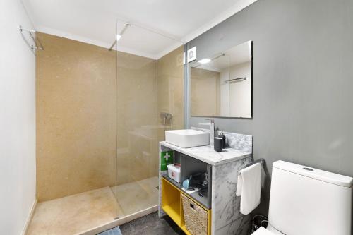 埃斯托利尔Estoril Art and Surf的浴室配有卫生间、盥洗盆和淋浴。