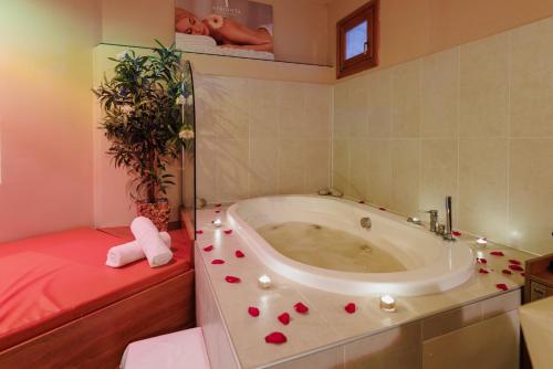 莫托文喀什特精品酒店的一间带浴缸的浴室,内含心灵