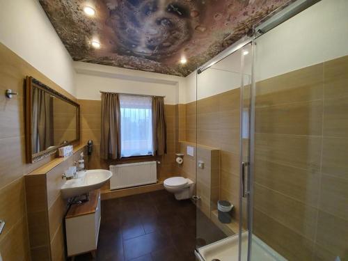 不莱梅artHOTEL Bremen的浴室配有卫生间、盥洗盆和淋浴。