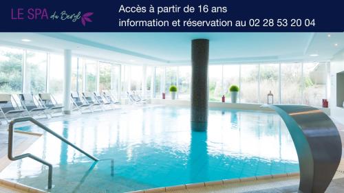 圣布里文莱丝皮恩Hôtel Spa du Beryl Joa的一座带椅子的建筑内的游泳池