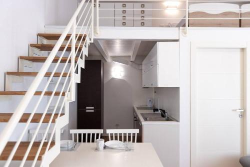 瓦雷泽Loft2 via morosini centro Varese - Ixihome的一间小厨房,在房间内配有一张高架床