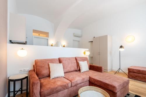 维也纳easy flat Sankt Elisabeth的客厅配有棕色沙发和桌子