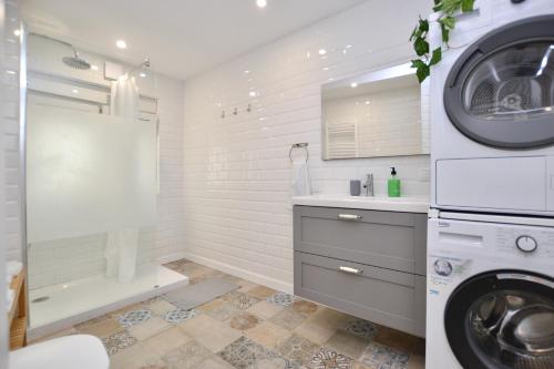 奥维多STAY Las Segadas的一间带洗衣机和洗衣机的浴室