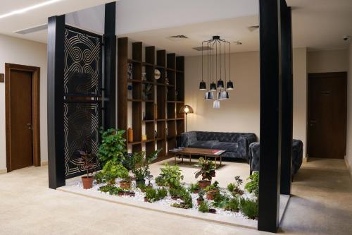 第比利斯EPIGRAPH Design Hotel的带沙发和一些植物的客厅