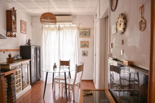 塔林Sirbi House的厨房配有桌椅和窗户。