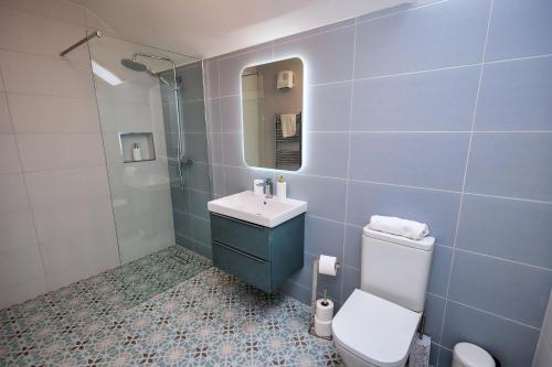 基拉尼9 Parklands Holiday home的浴室配有卫生间、盥洗盆和淋浴。