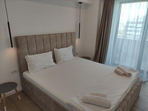 康斯坦察Aparthotel Black Sea的卧室里一张带两条毛巾的床