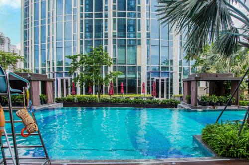 深圳深圳盐田凯悦酒店的一座高楼前的大型游泳池