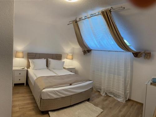 锡吉什瓦拉Silvan Villa - Apart的一间卧室设有一张床和一个大窗户