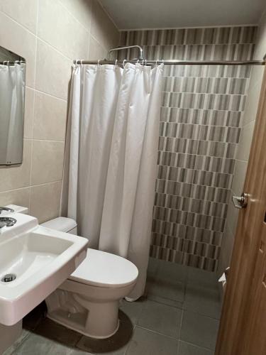 加拉班Oh My House的浴室配有卫生间、盥洗盆和淋浴。