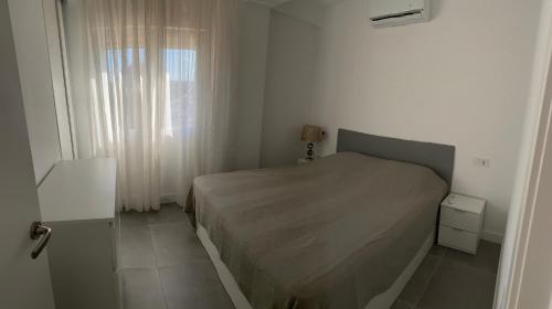 滨海罗克塔斯Apartamentos La Gaviota的一间小卧室,配有床和窗户
