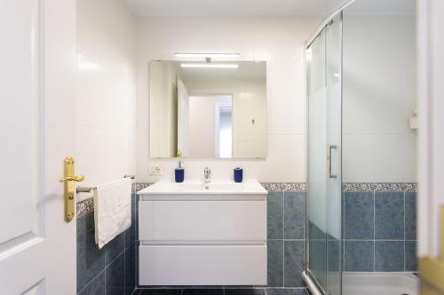 坎德拉里亚Home2Book Attic Terrace Apt Charming Ocean View的浴室配有白色水槽和淋浴。