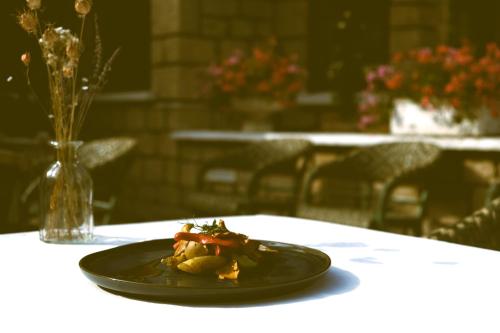拉莫赫莱杜里酒店的坐在桌子上的黑盘食物