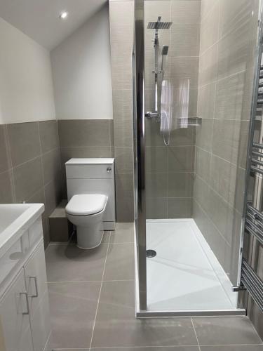 爱丁堡Merchiston Residence的带淋浴、卫生间和盥洗盆的浴室
