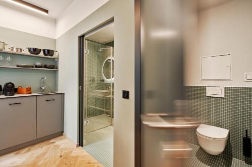 维也纳URBANAUTS STUDIOS Fillgrader的一间带卫生间和水槽的浴室