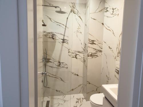 德尔米Rooms by George的带淋浴、卫生间和盥洗盆的浴室