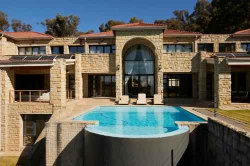 哈里史密斯Mseleku Villa的享有带游泳池的房屋外部景致