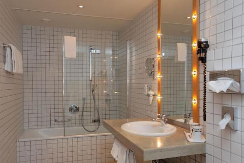 施特劳宾塞热西恩托尔酒店的一间带水槽和淋浴的浴室