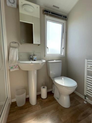 洛西茅斯Fairview Caravan Hire的一间带水槽和卫生间的浴室以及窗户。