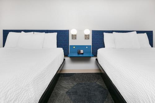 贝克利温德姆·贝克利麦克罗特客栈&套房酒店的两张睡床彼此相邻,位于一个房间里