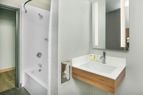 贝克利温德姆·贝克利麦克罗特客栈&套房酒店的白色的浴室设有水槽和镜子