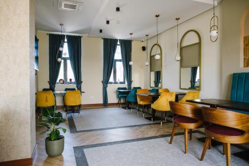 苏博蒂察AVIOR Garni Hotel的用餐室设有桌椅和窗户。