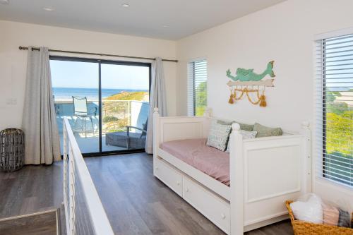 奥希阿诺Barefoot Wishes的一间卧室设有一张床和一个海景阳台